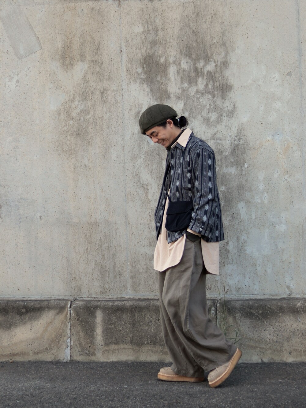 グレー系のジャケット/アウターを着用したメンズの春コーディネートの5枚目の写真