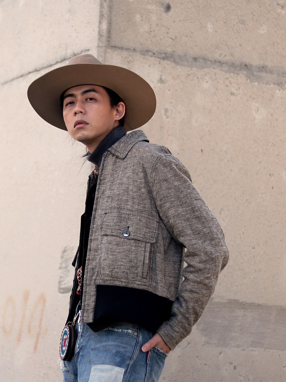 ベージュ系のハットを着用したメンズの春コーディネートの5枚目の写真