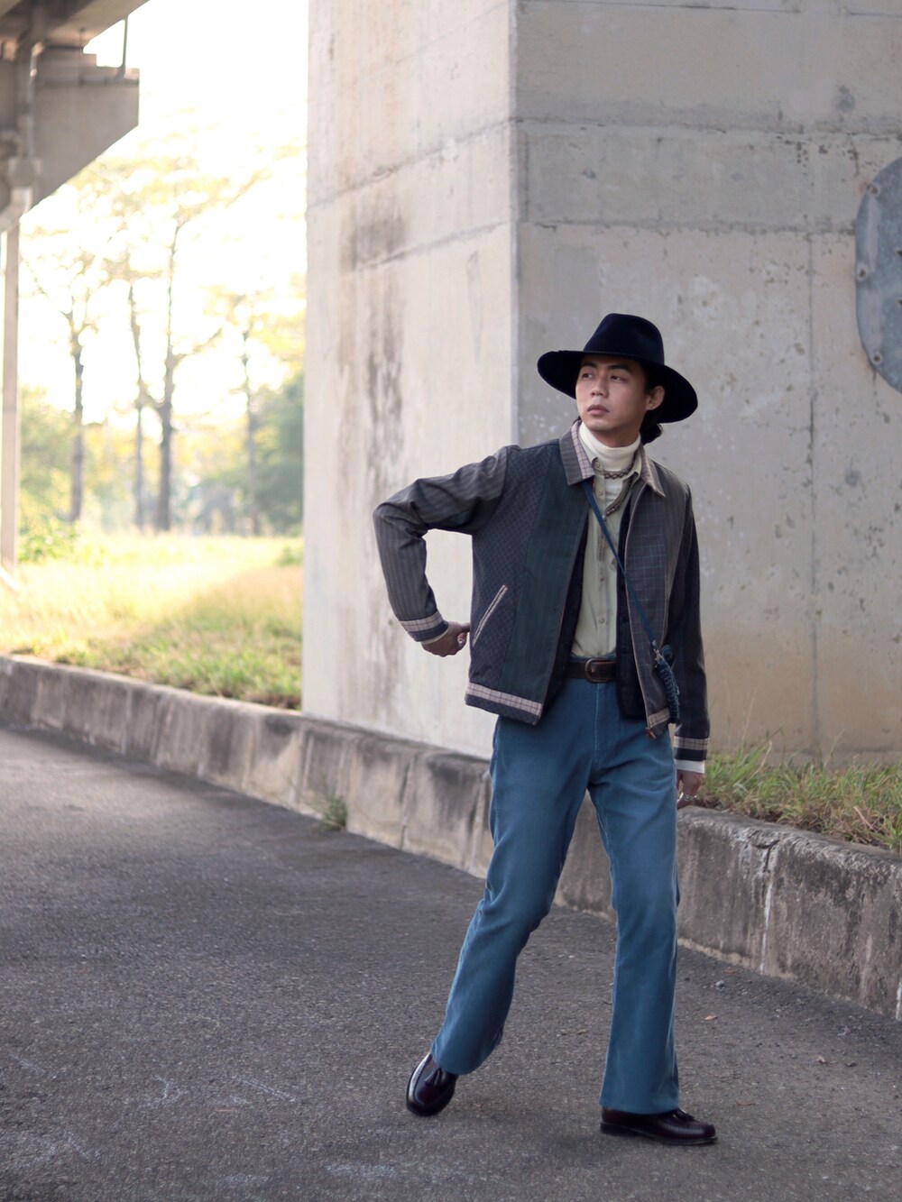 ブルー系のハットを着用したメンズの冬コーディネートの4枚目の写真