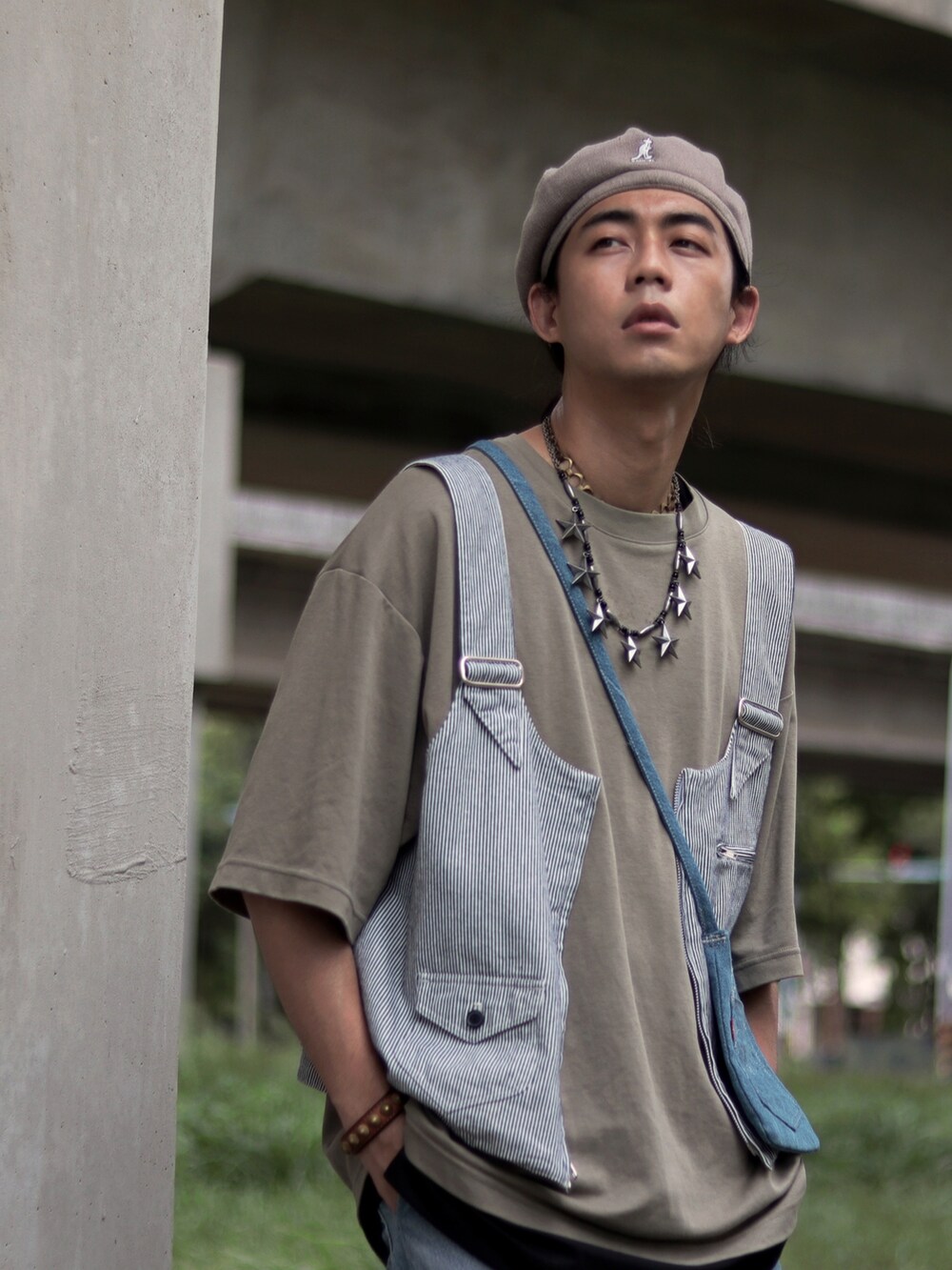 ブラウン系のサンダルを着用したメンズの秋コーディネートの2枚目の写真