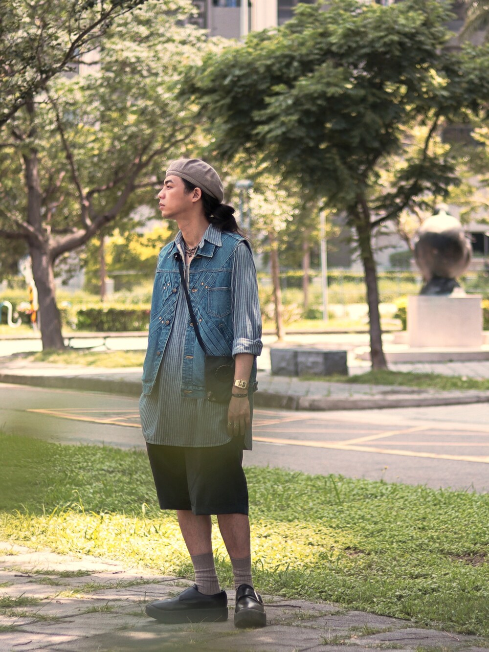 グレー系のハンチング/ベレー帽を着用したメンズの夏コーディネートの4枚目の写真