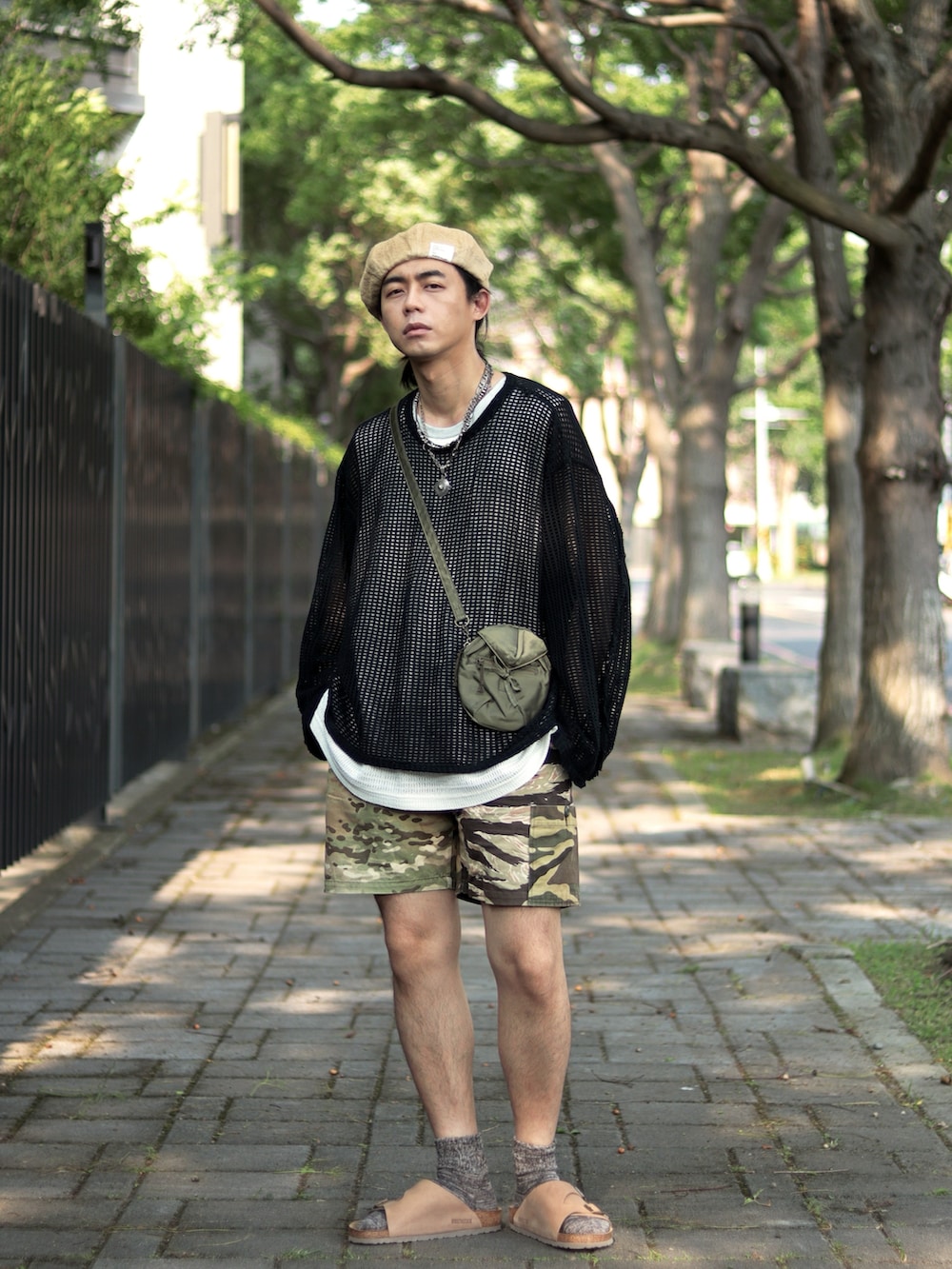 ブラック系のTシャツ/カットソーを着用したメンズの夏コーディネートの5枚目の写真