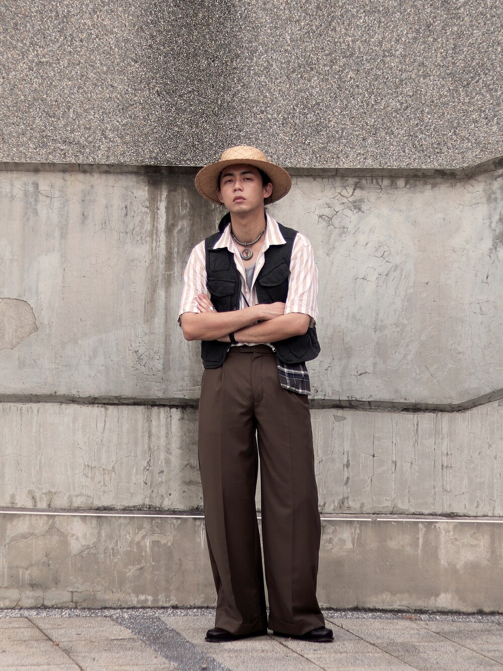 ブラウン系のスラックス、ベージュ系のキャップを着用したメンズの秋コーディネートの5枚目の写真