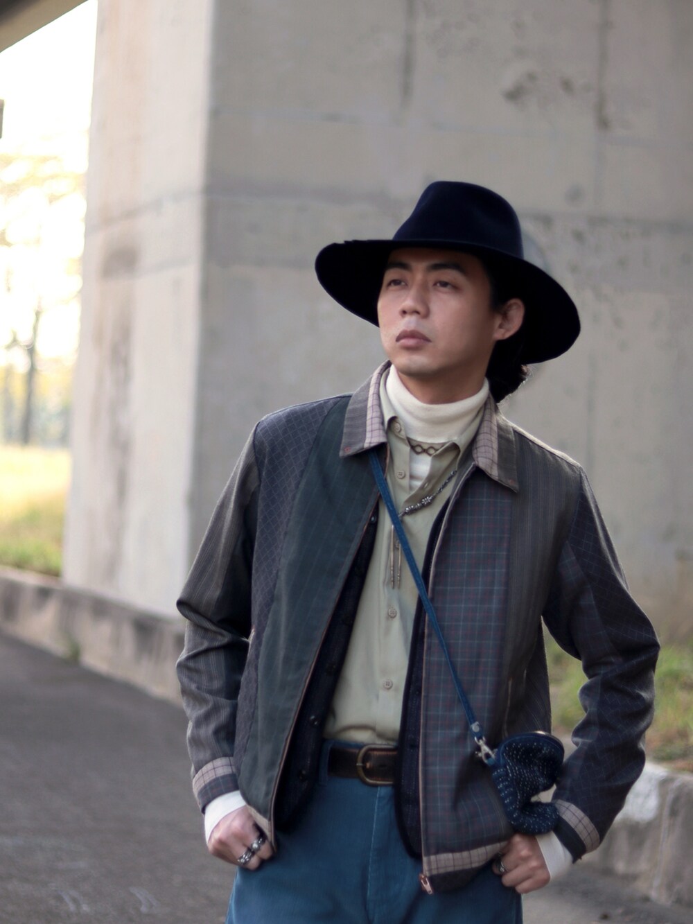 ブルー系のハットを着用したメンズの冬コーディネートの3枚目の写真