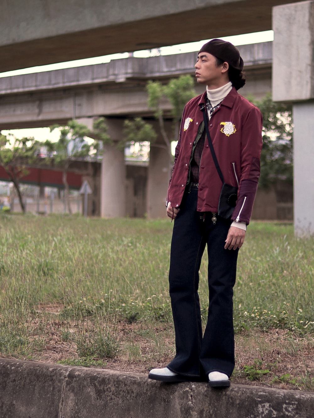 ブルー系のデニムパンツを着用したメンズの夏コーディネートの3枚目の写真