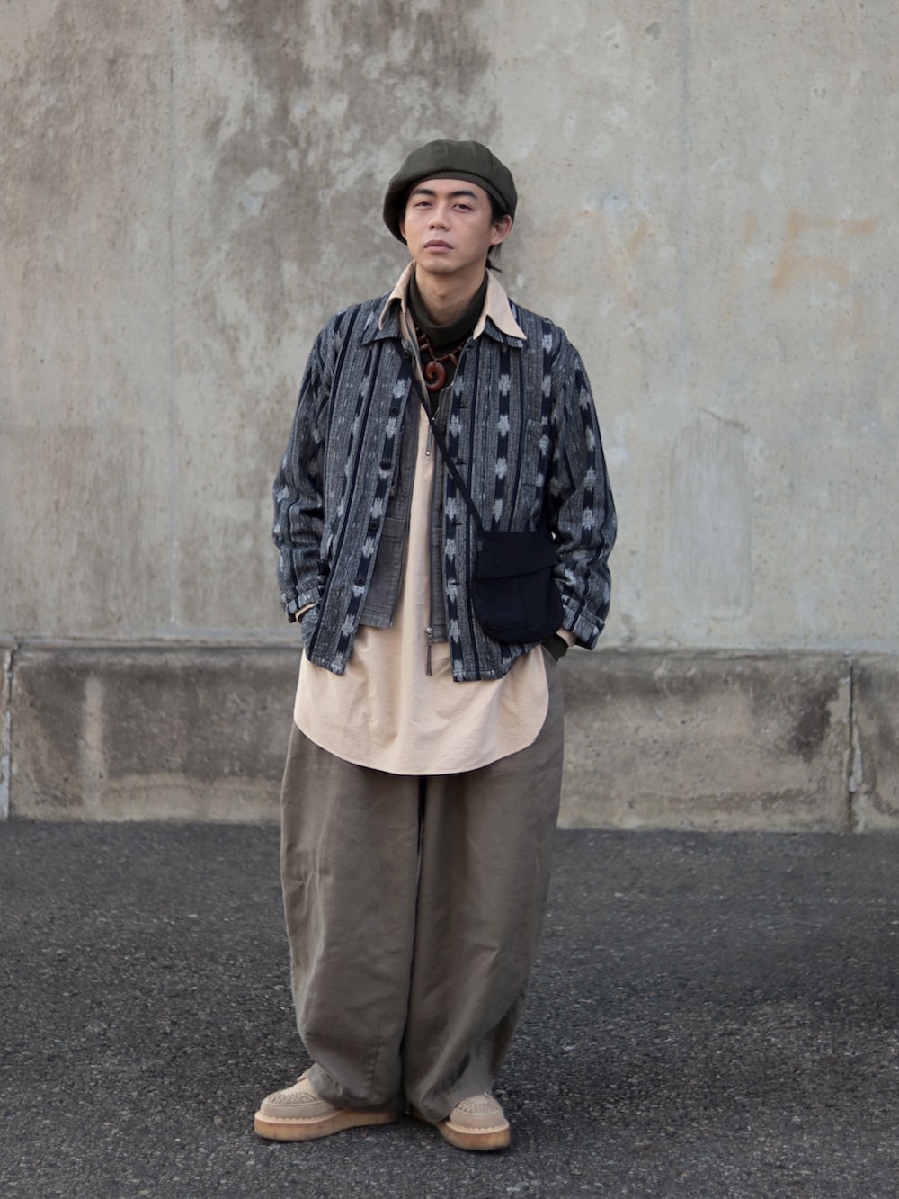 グレー系のジャケット/アウターを着用したメンズの春コーディネートの4枚目の写真