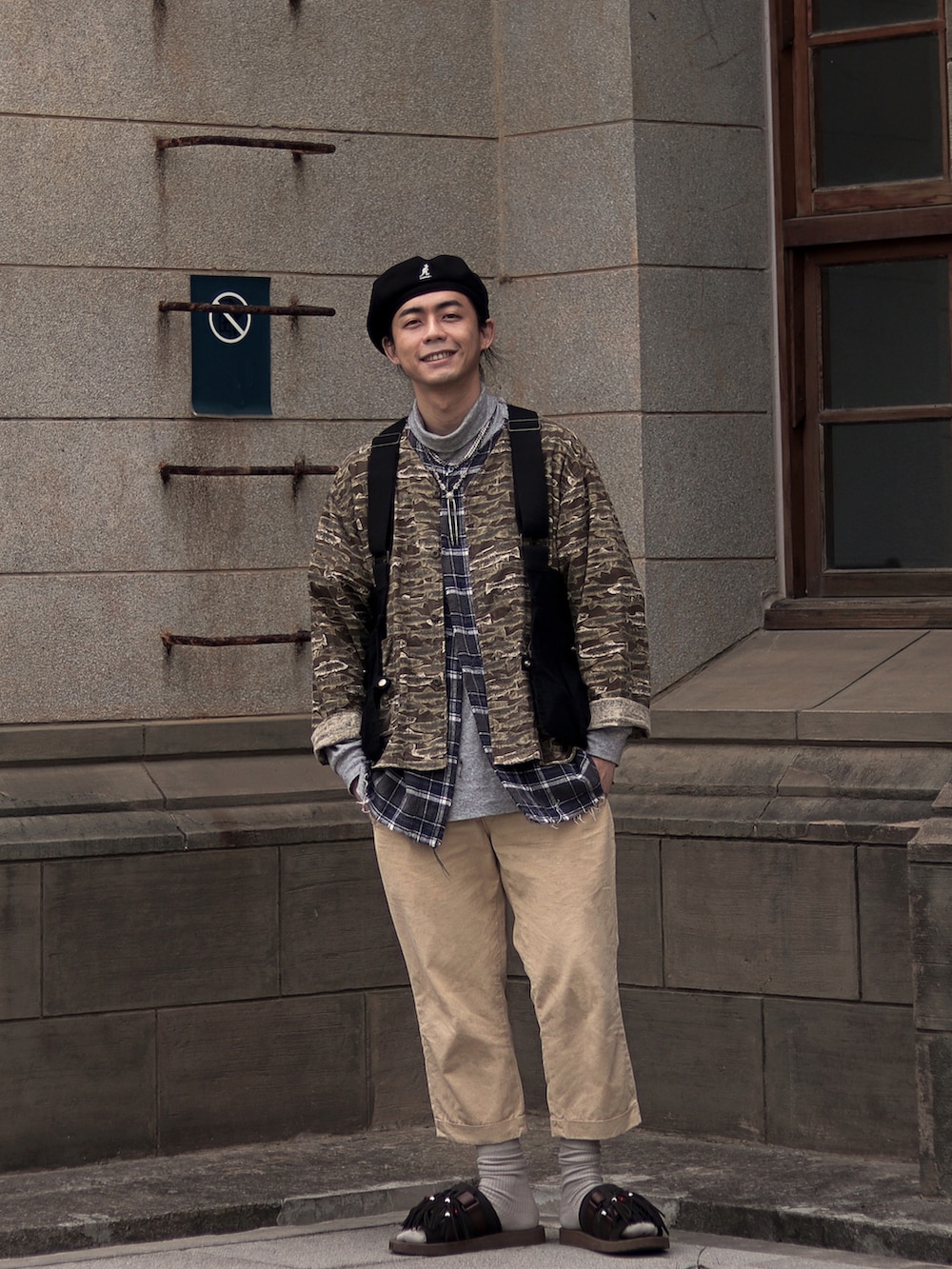 ブラック系のハンチング/ベレー帽を着用したメンズの春コーディネートの3枚目の写真