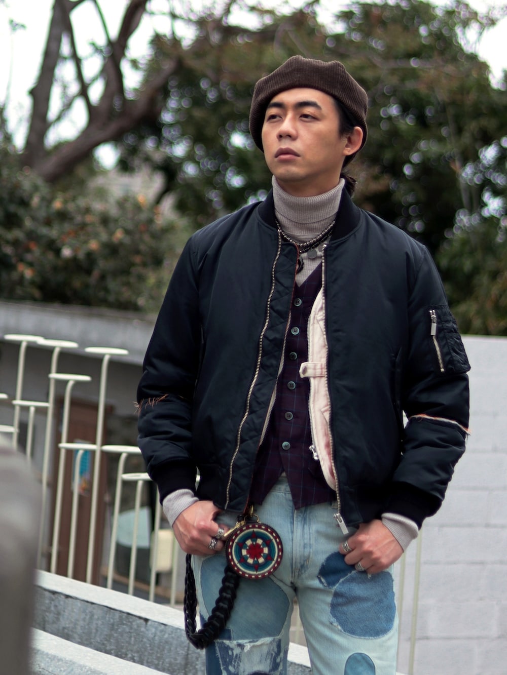 ブルー系のデニムパンツを着用したメンズの春コーディネートの4枚目の写真