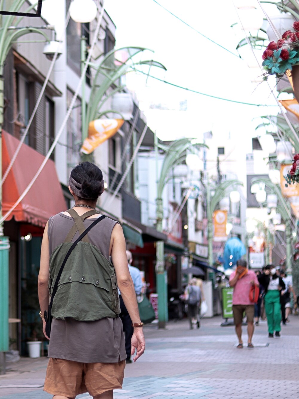 オレンジ系のカーゴパンツを着用したメンズの秋コーディネートの3枚目の写真