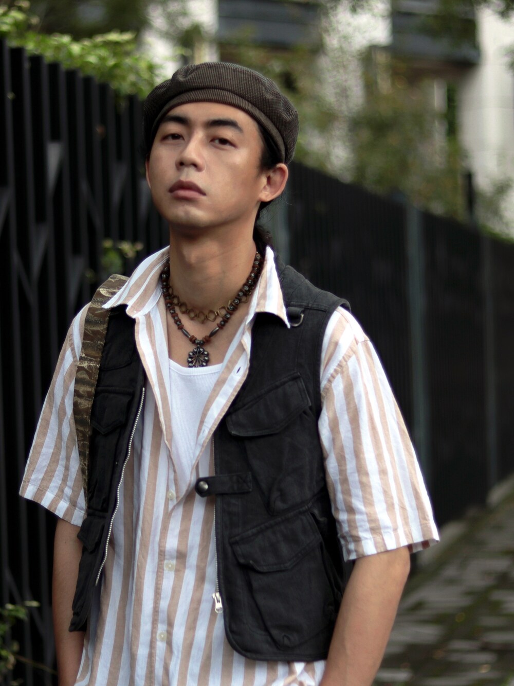 ブラウン系のハンチング/ベレー帽を着用したメンズの秋コーディネートの2枚目の写真