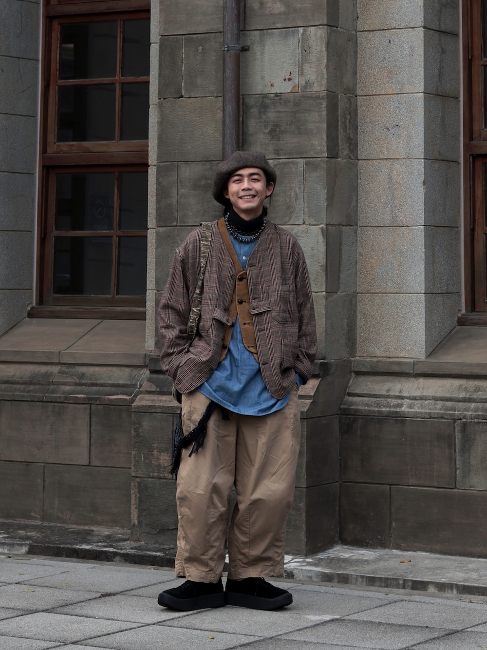 ブラウン系のジャケット/アウターを着用したメンズの冬コーディネートの5枚目の写真