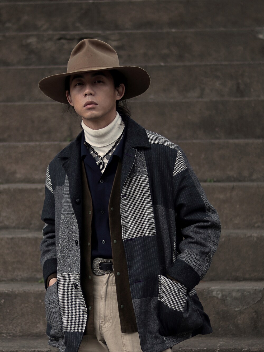 グレー系のジャケット/アウターを着用したメンズの春コーディネートの4枚目の写真