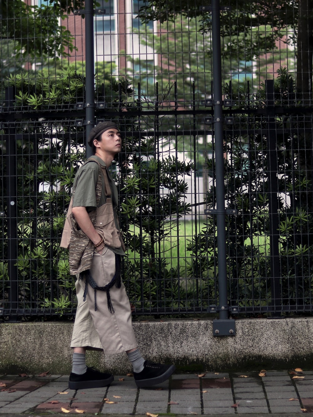 ブラウン系のハンチング/ベレー帽を着用したメンズの夏コーディネートの4枚目の写真