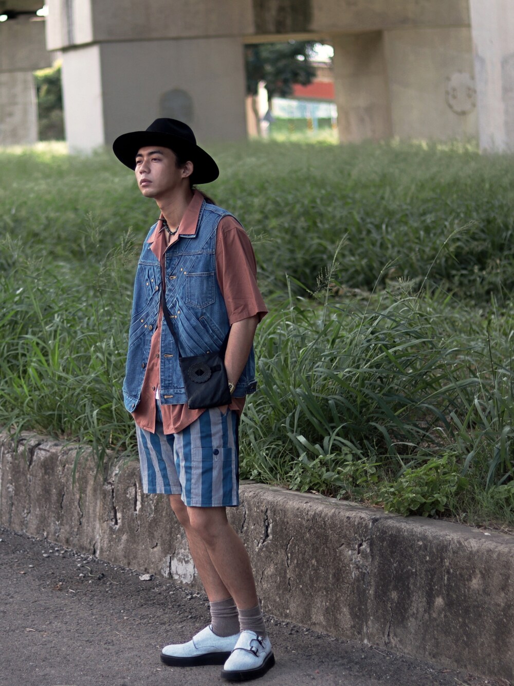 ブラック系のハットを着用したメンズの秋コーディネートの3枚目の写真