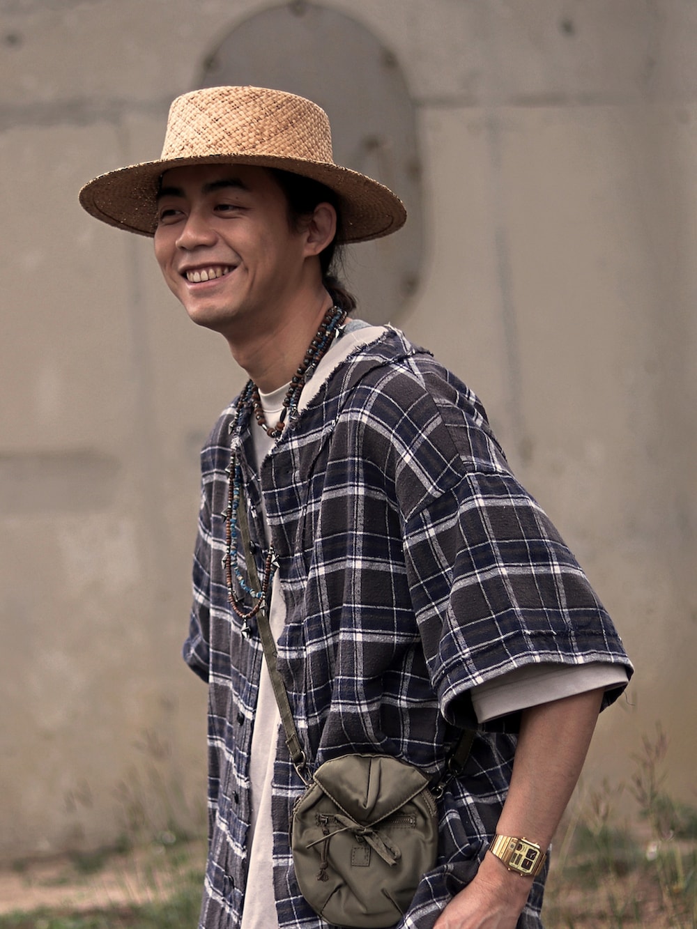 ブルー系のサンダルを着用したメンズの夏コーディネートの2枚目の写真