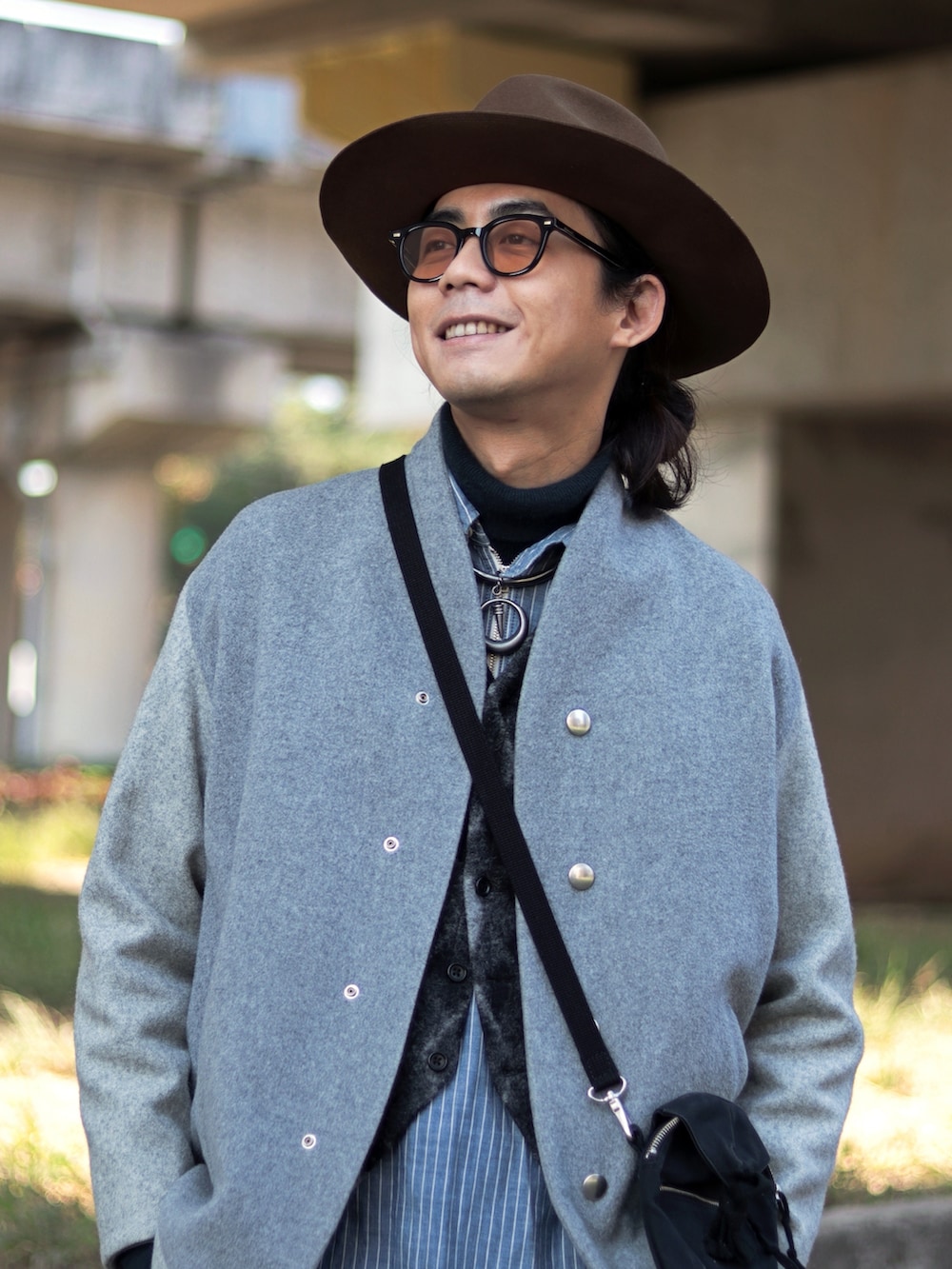 ブラウン系のハットを着用したメンズの冬コーディネートの2枚目の写真