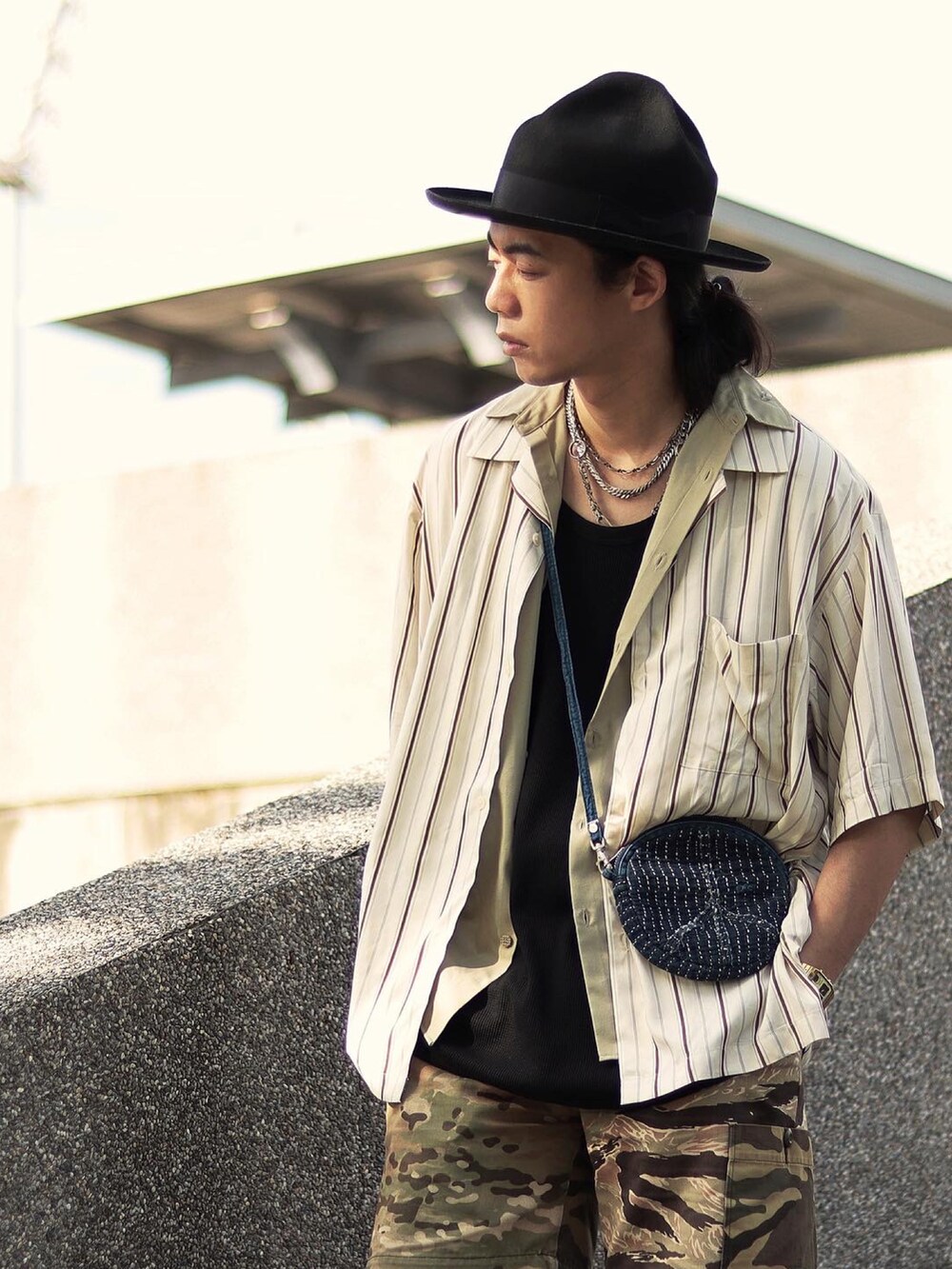 ブラウン系のローファーを着用したメンズの秋コーディネートの2枚目の写真