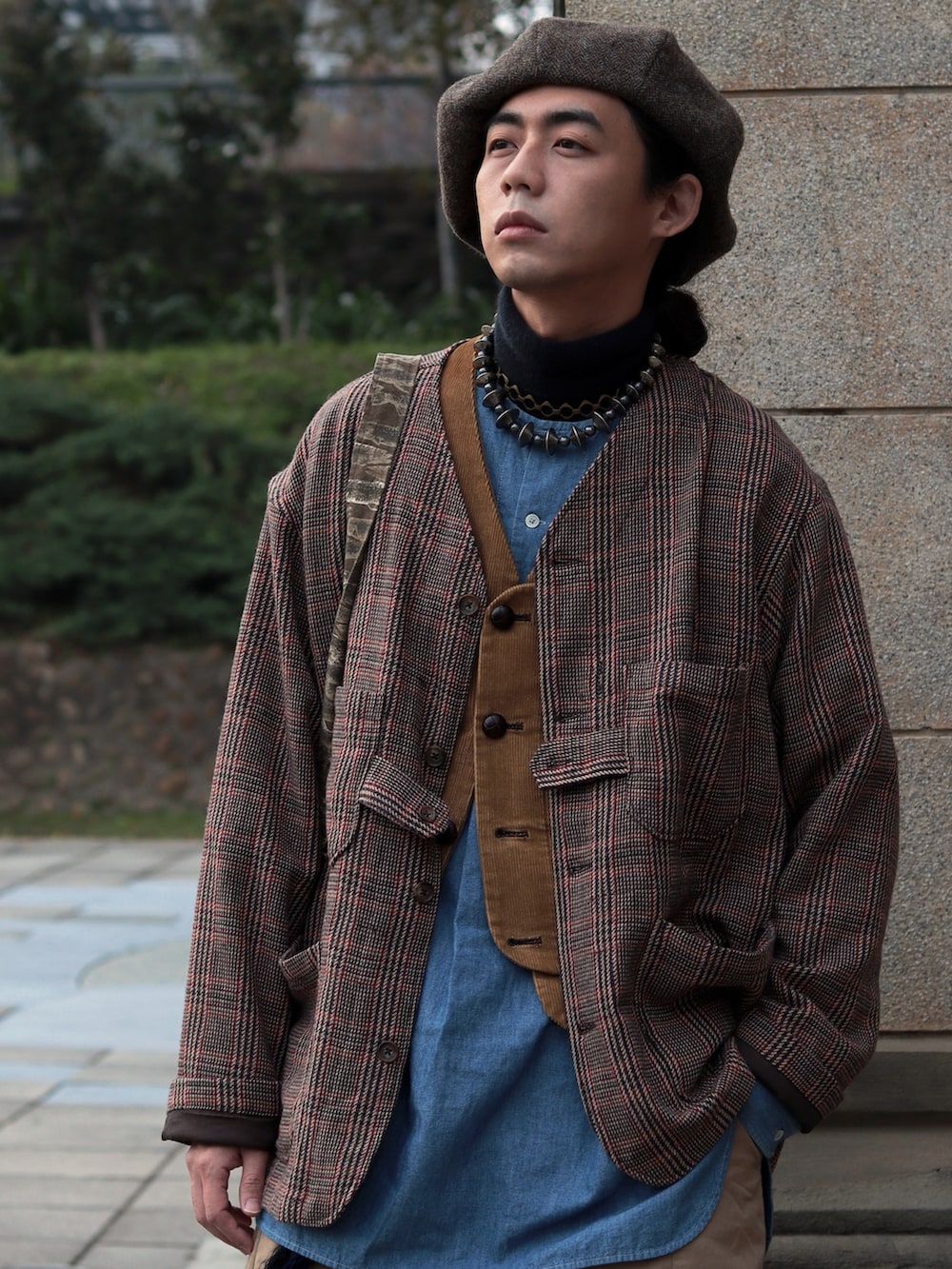 ブラウン系のジャケット/アウターを着用したメンズの冬コーディネートの4枚目の写真