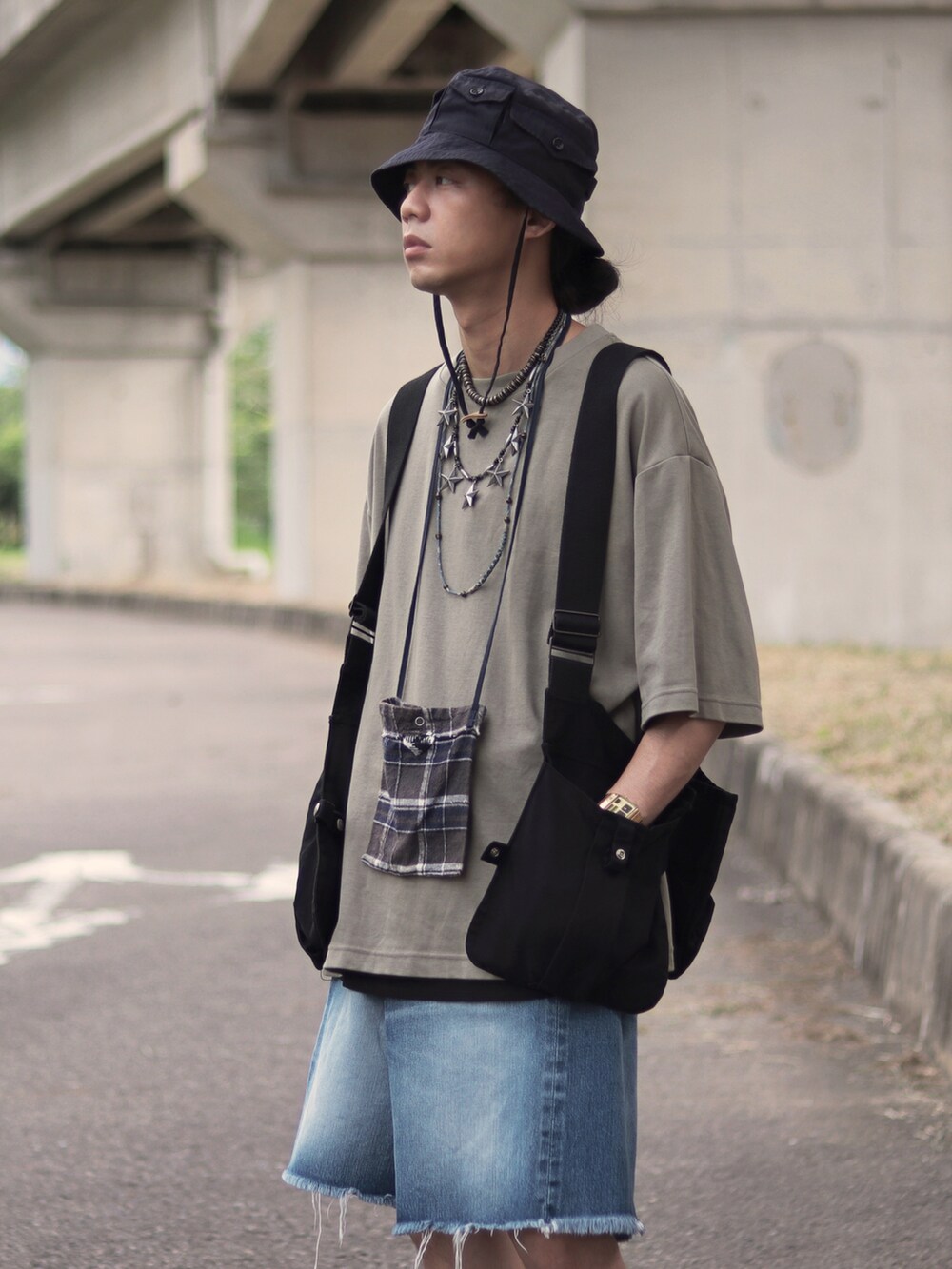 グレー系のシューズを着用したメンズの秋コーディネートの4枚目の写真