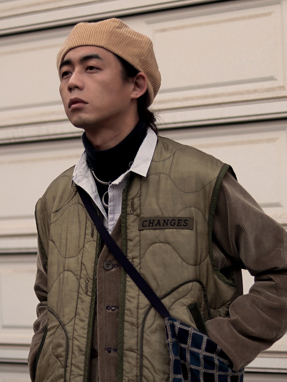 ベージュ系のノーカラージャケットを着用したメンズの春コーディネートの2枚目の写真