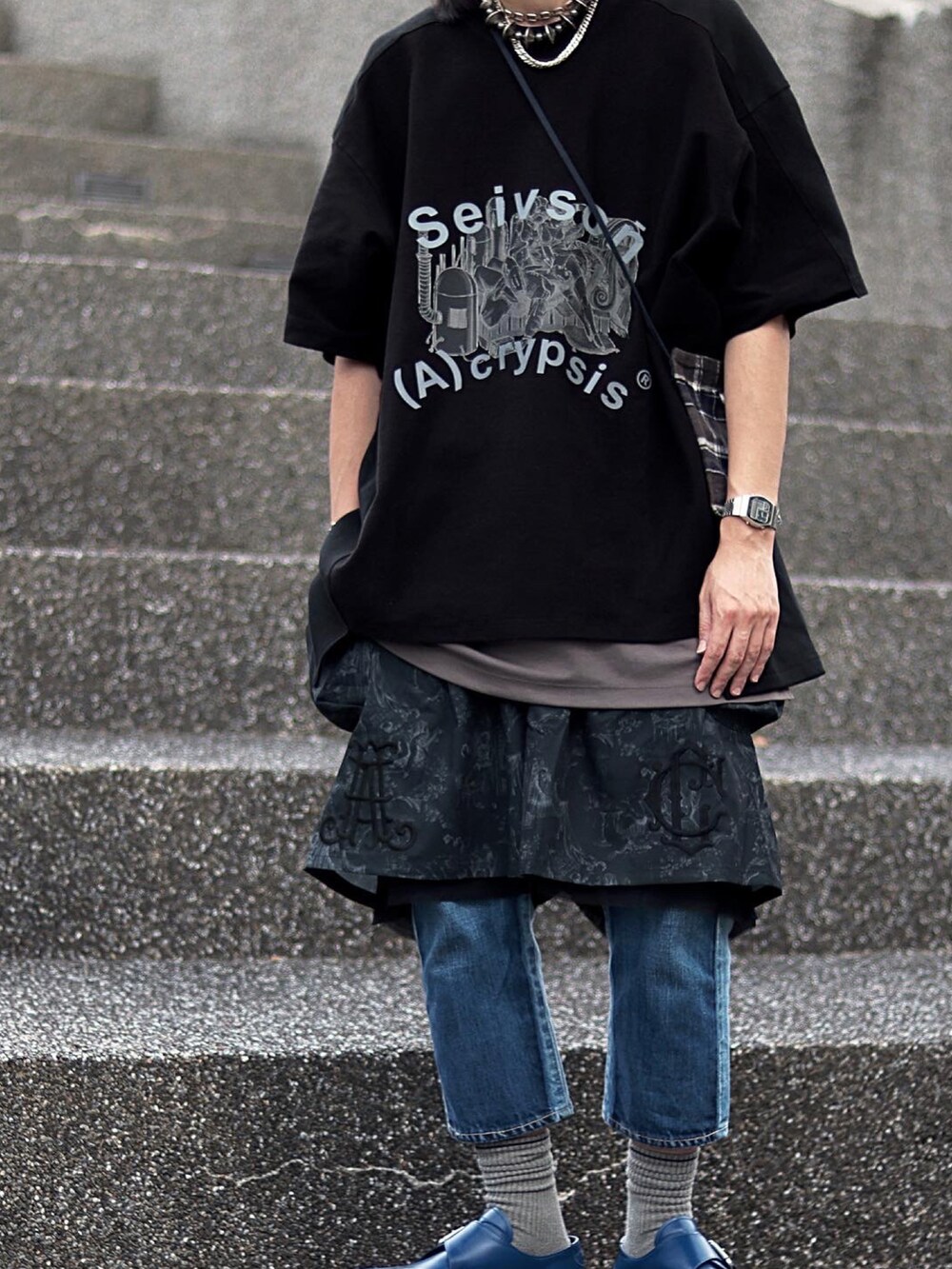 ブラック系のTシャツ/カットソー、ブラック系のカーゴパンツ、ブルー系のシューズを着用したメンズの夏コーディネートの3枚目の写真