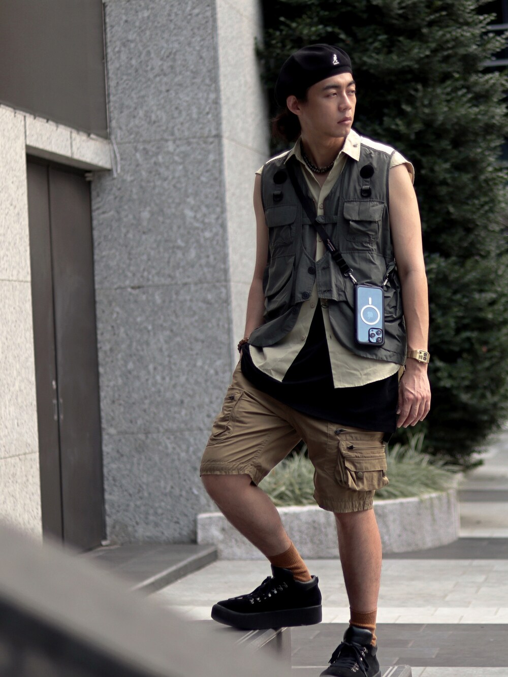 グレー系のベストを着用したメンズの秋コーディネートの3枚目の写真