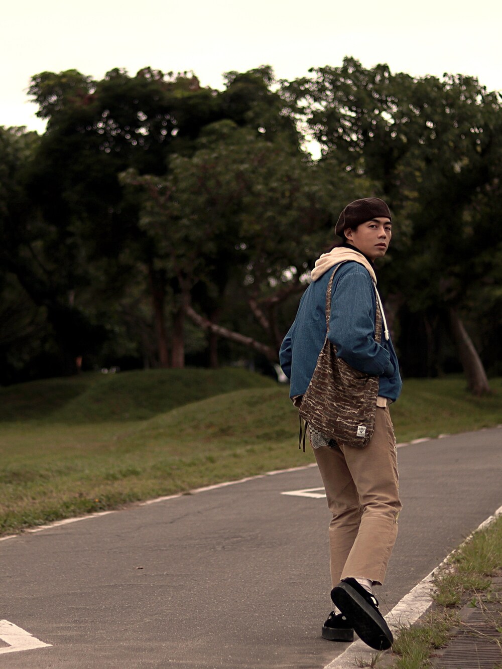 ブラウン系のハンチング/ベレー帽を着用したメンズの春コーディネートの2枚目の写真