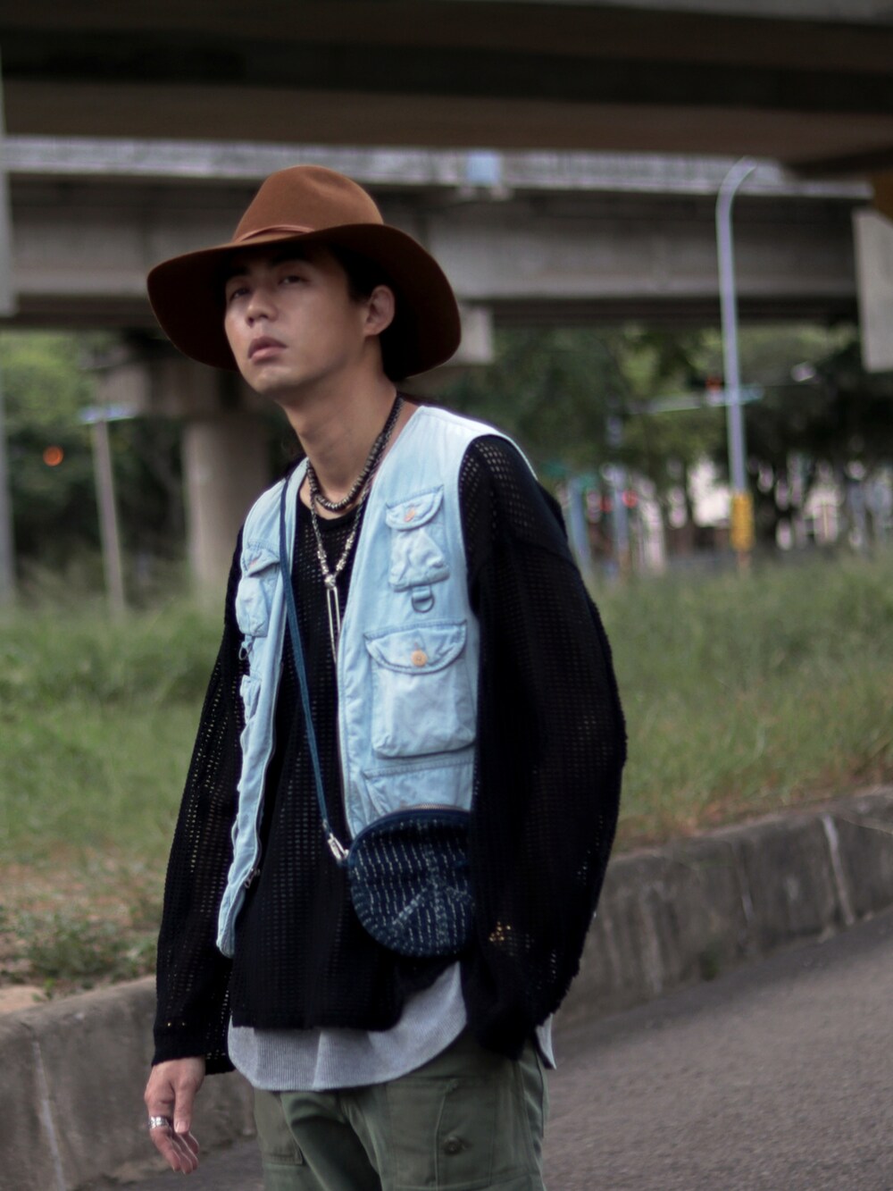 ブラウン系のハットを着用したメンズの秋コーディネートの2枚目の写真