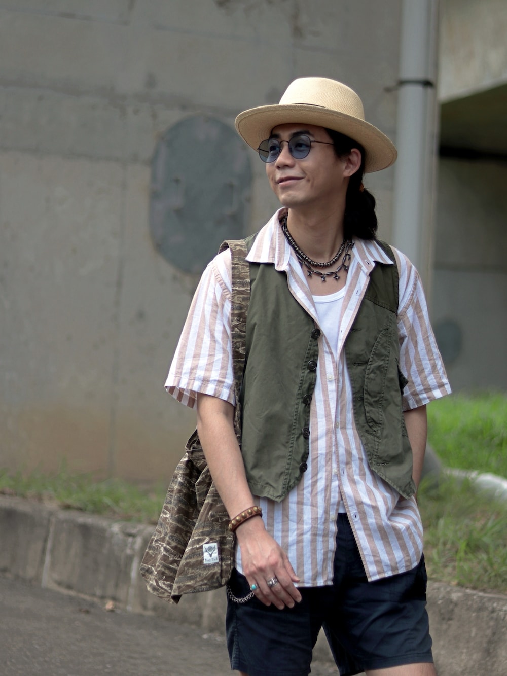 ベージュ系のハットを着用したメンズの夏コーディネートの4枚目の写真