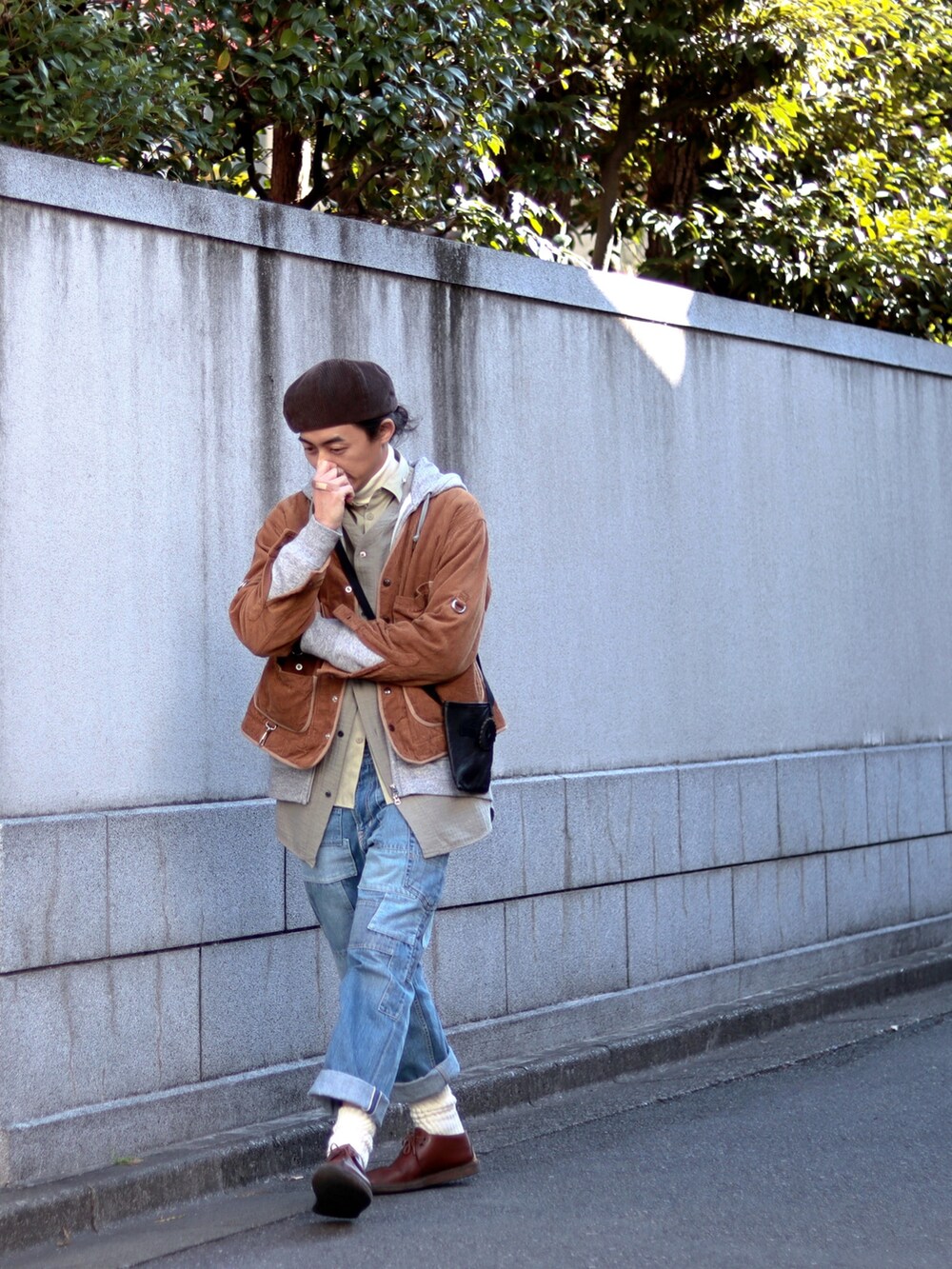 ブラウン系のハンチング/ベレー帽を着用したメンズの夏コーディネートの3枚目の写真