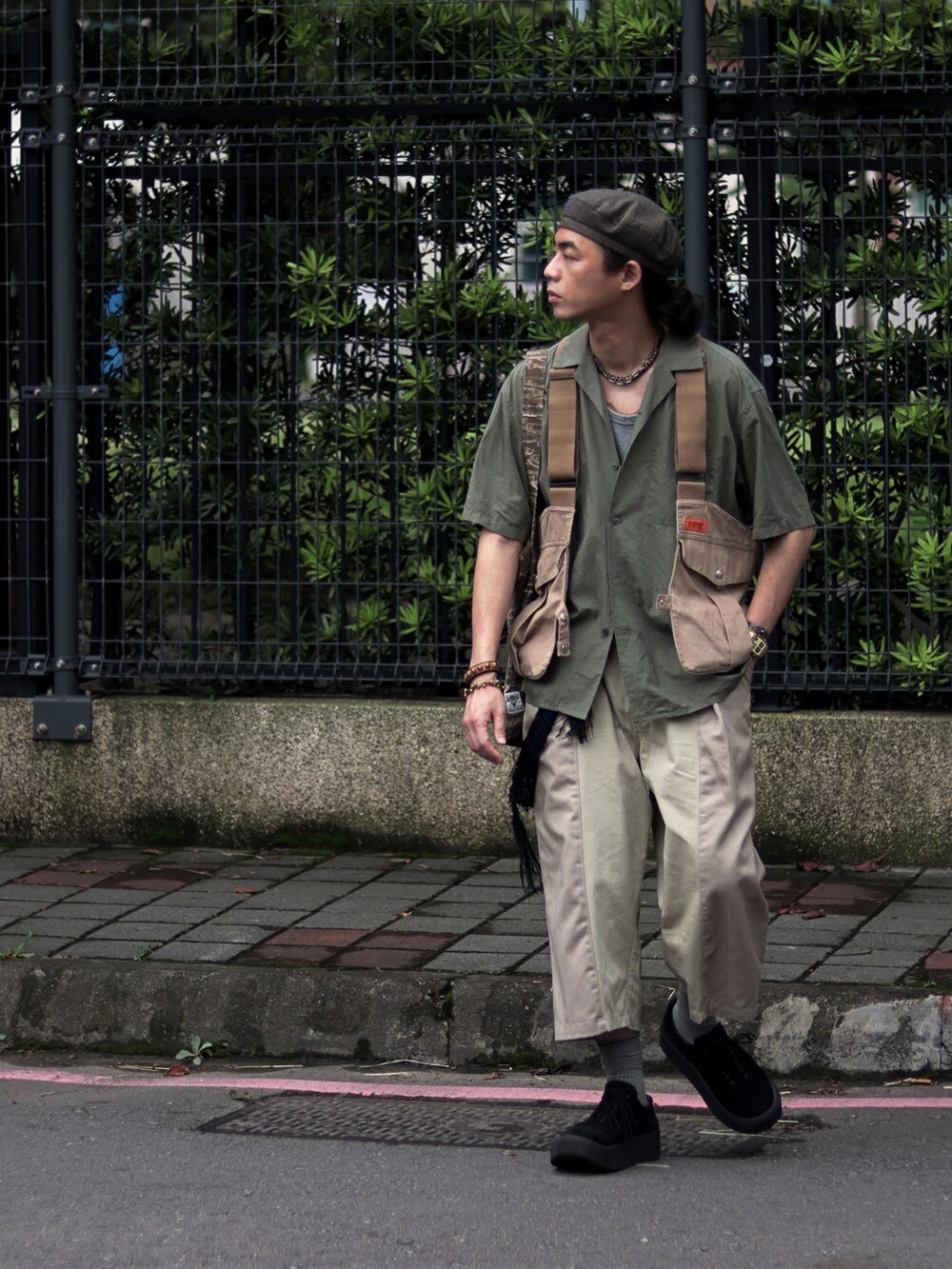 ブラウン系のハンチング/ベレー帽を着用したメンズの夏コーディネートの3枚目の写真