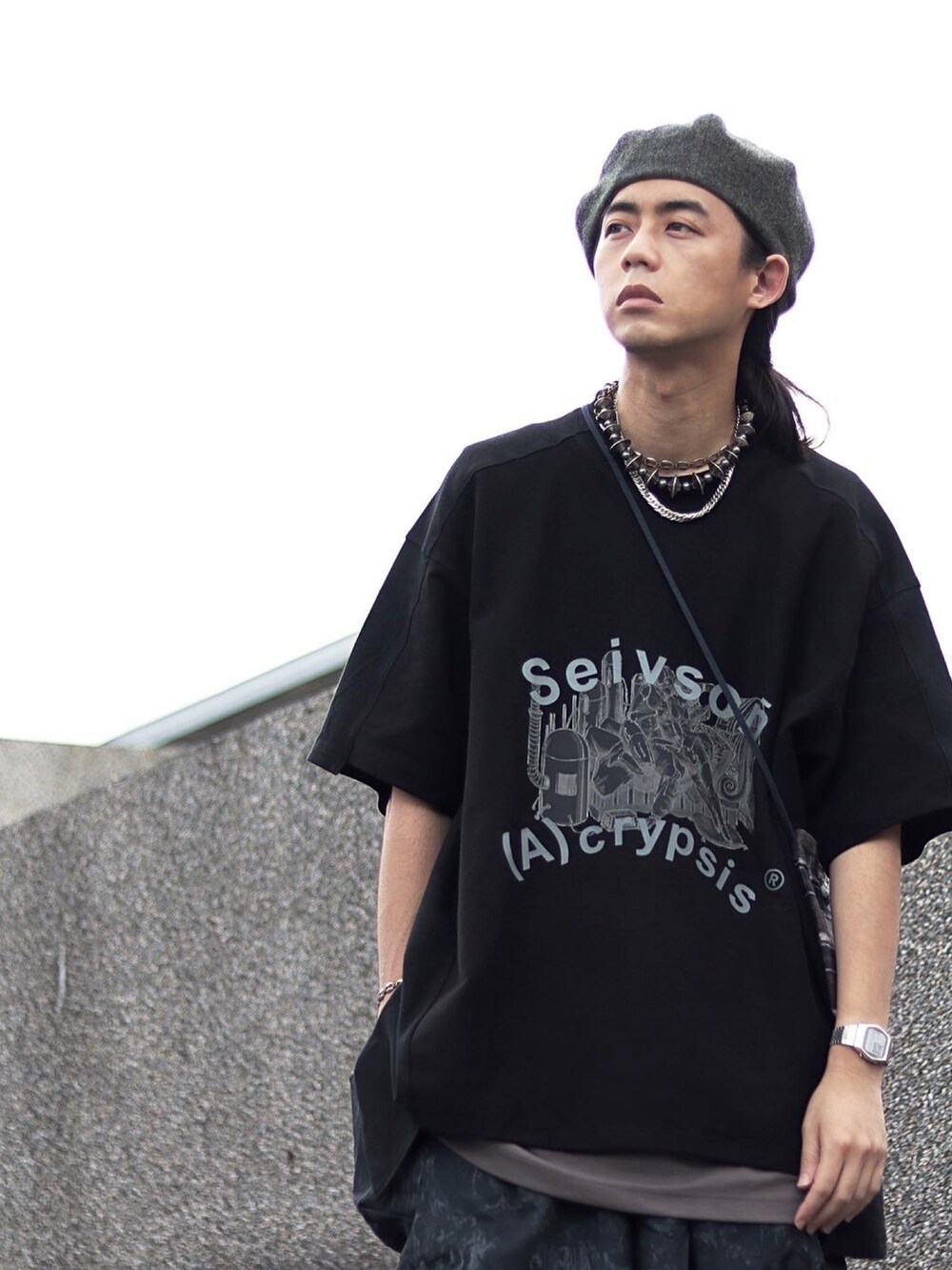 ブラック系のTシャツ/カットソー、ブラック系のカーゴパンツ、ブルー系のシューズを着用したメンズの夏コーディネートの2枚目の写真