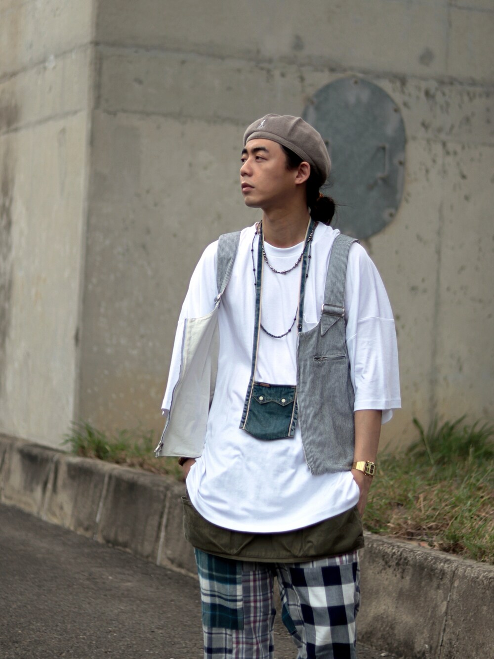 ホワイト系のTシャツ/カットソーを着用したメンズの春コーディネートの2枚目の写真