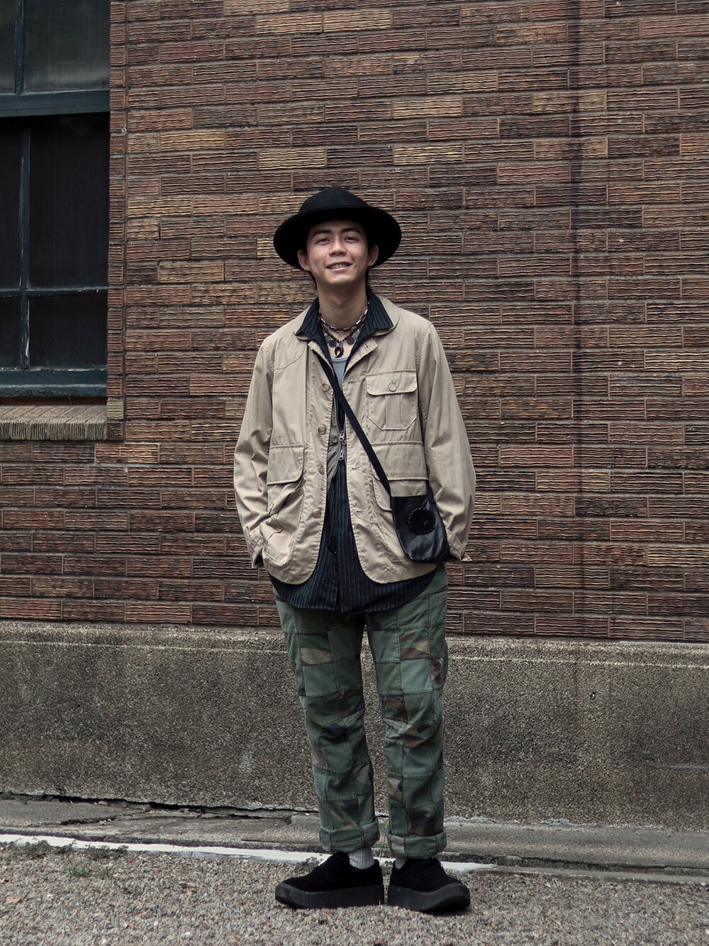 ベージュ系のテーラードジャケットを着用したメンズの春コーディネートの5枚目の写真