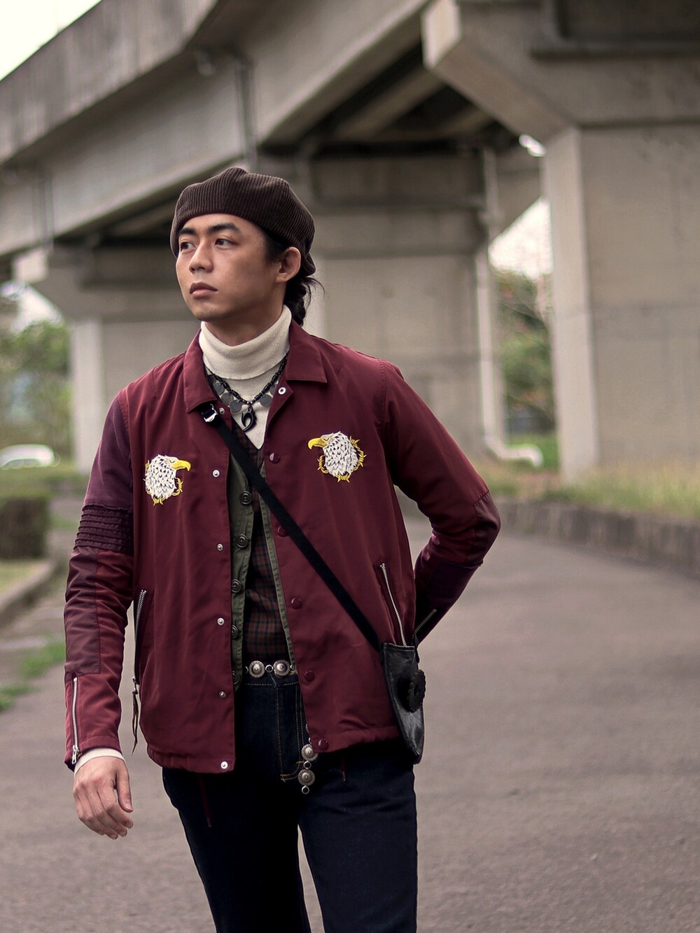 ブルー系のデニムパンツを着用したメンズの夏コーディネートの5枚目の写真