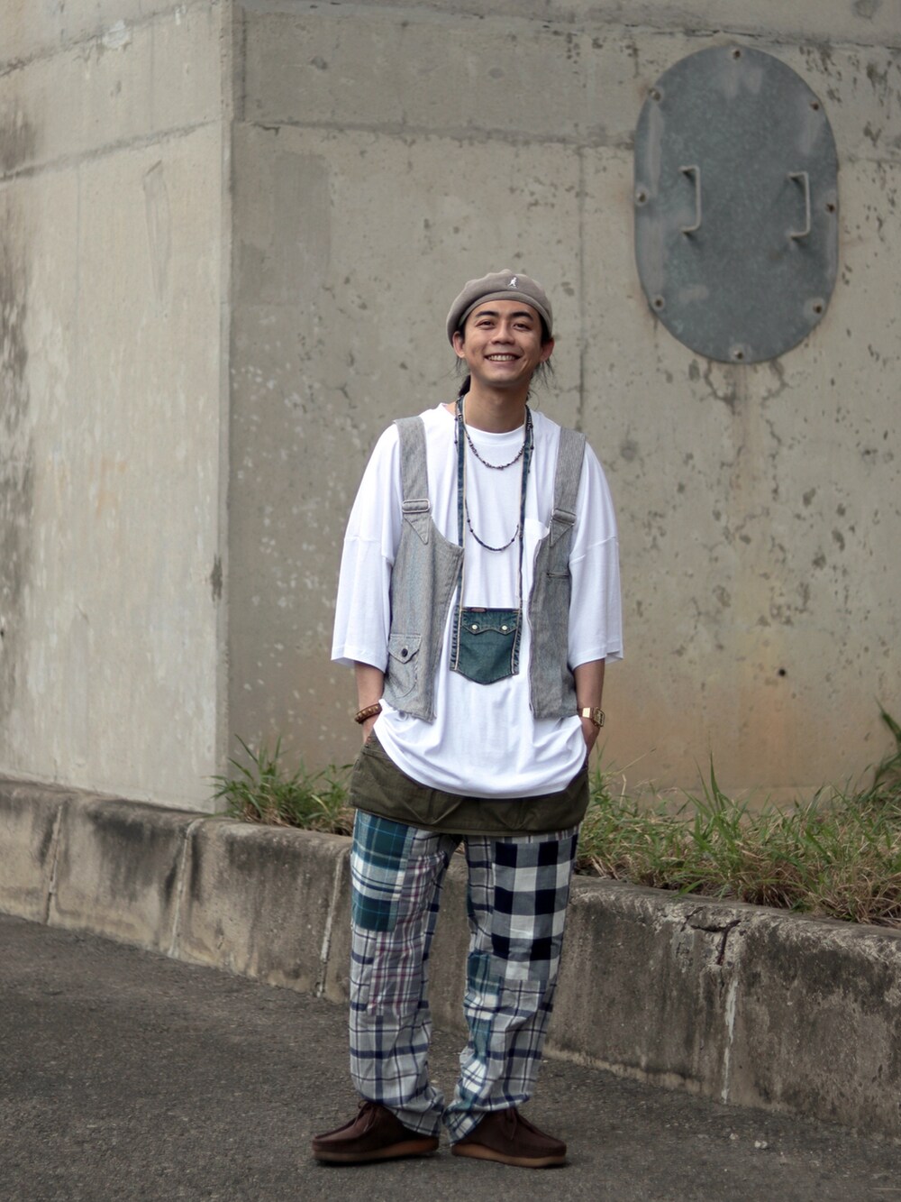 ホワイト系のTシャツ/カットソーを着用したメンズの春コーディネートの4枚目の写真