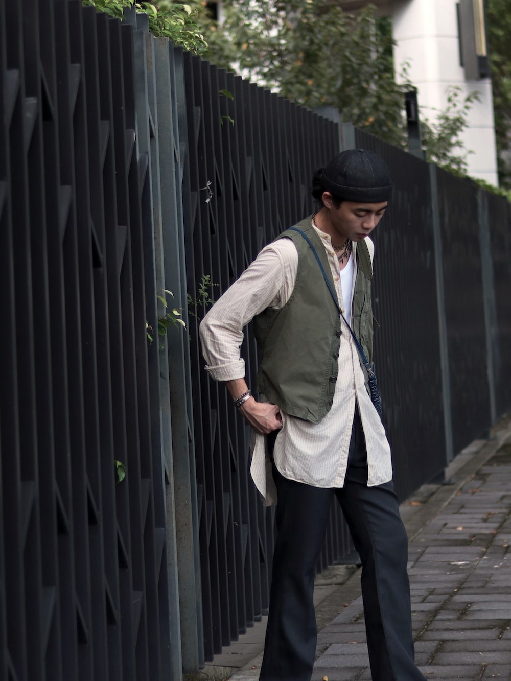 グレー系のスラックスを着用したメンズの秋コーディネートの3枚目の写真