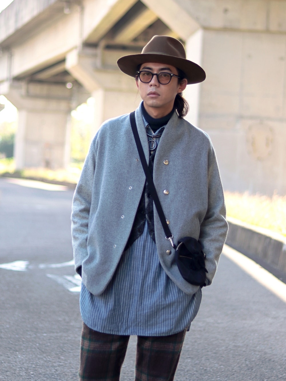 ブラウン系のハットを着用したメンズの冬コーディネートの3枚目の写真