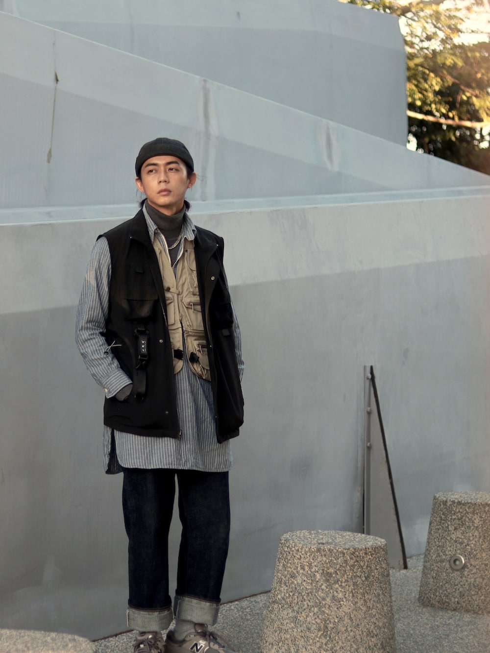 グレー系のスニーカーを着用したメンズの秋コーディネートの2枚目の写真