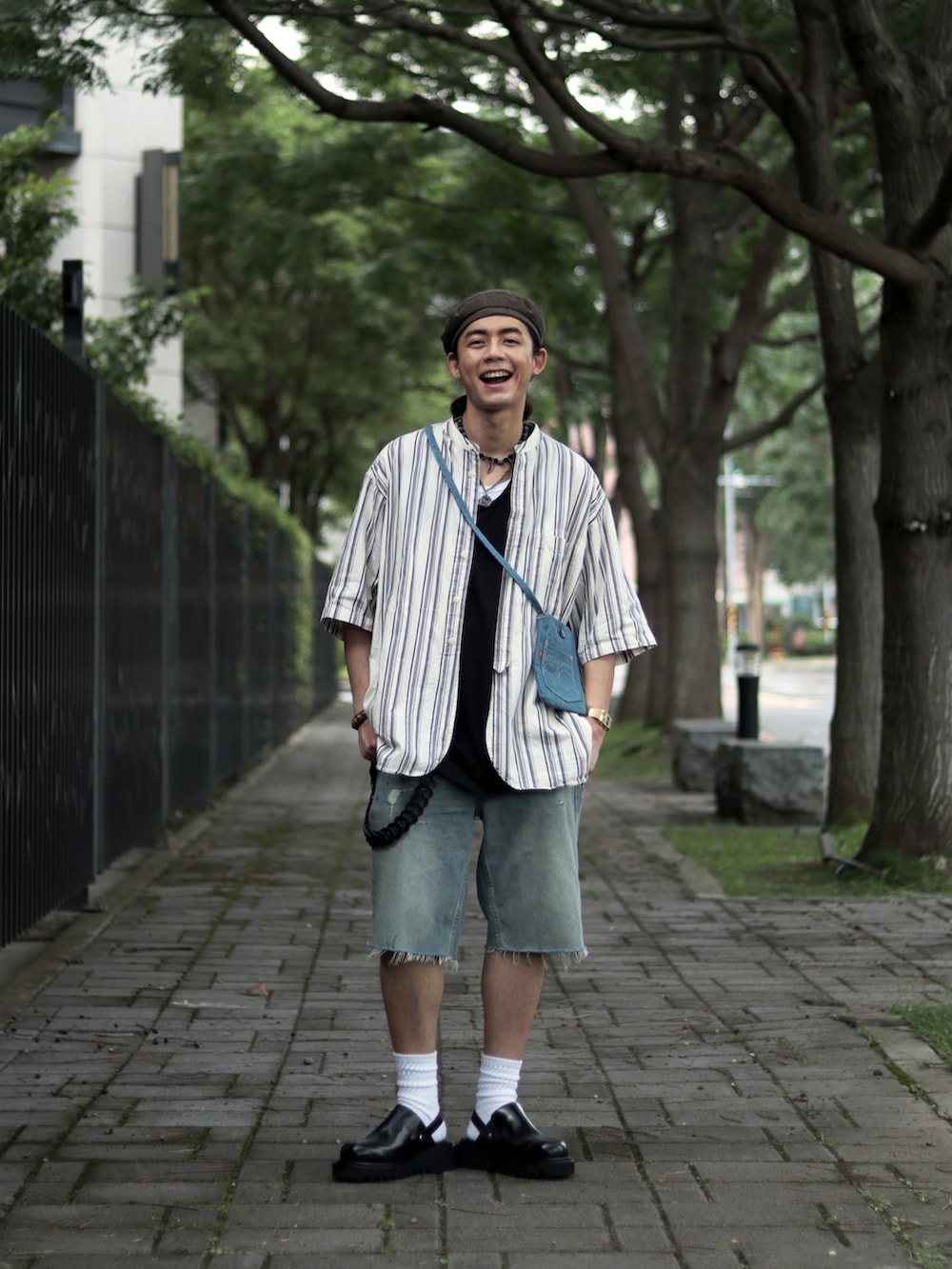 ブラック系のサンダルを着用したメンズの夏コーディネートの3枚目の写真