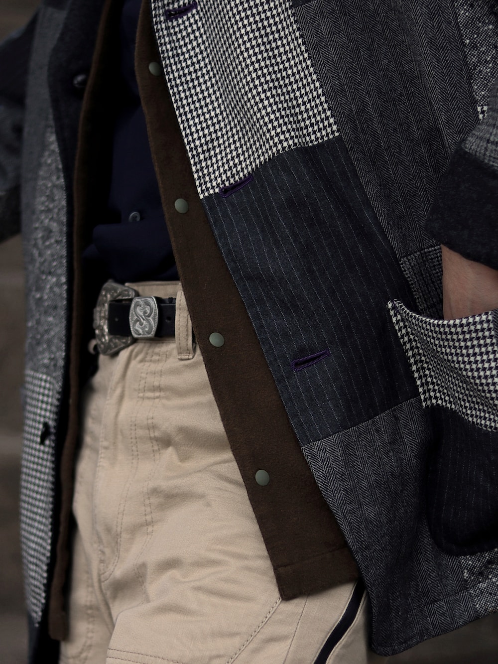 グレー系のジャケット/アウターを着用したメンズの春コーディネートの5枚目の写真