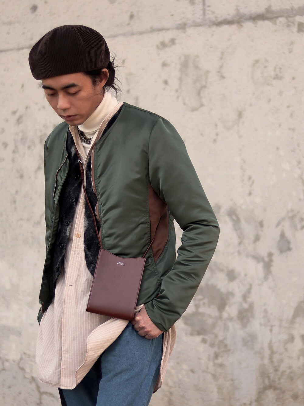 ブルー系のデニムパンツを着用したメンズの春コーディネートの2枚目の写真