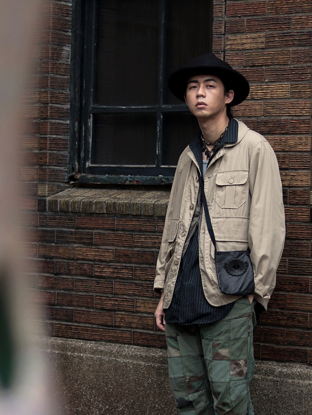 ベージュ系のテーラードジャケットを着用したメンズの春コーディネートの4枚目の写真