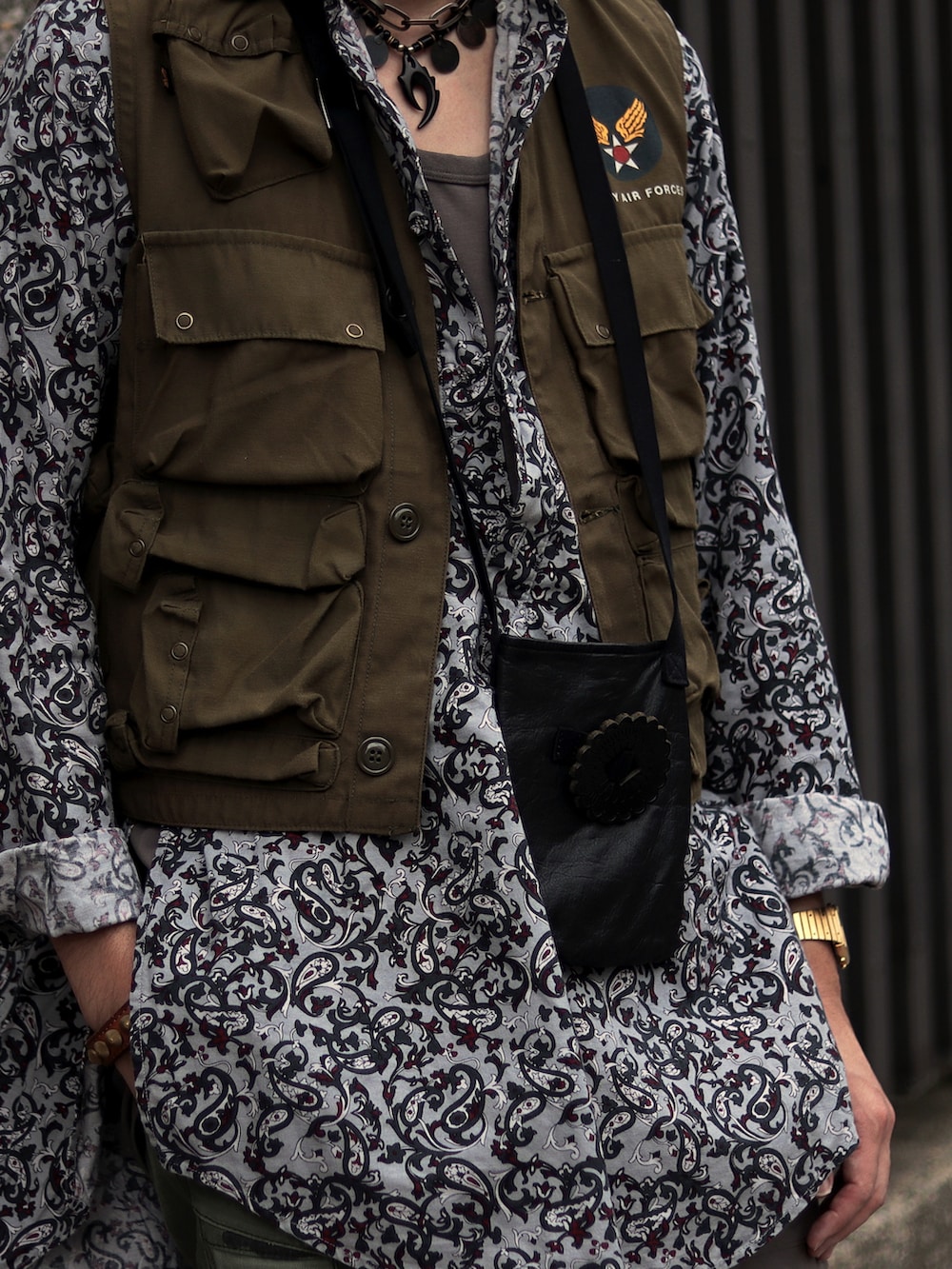 ブラウン系の帽子を着用したメンズの夏コーディネートの4枚目の写真