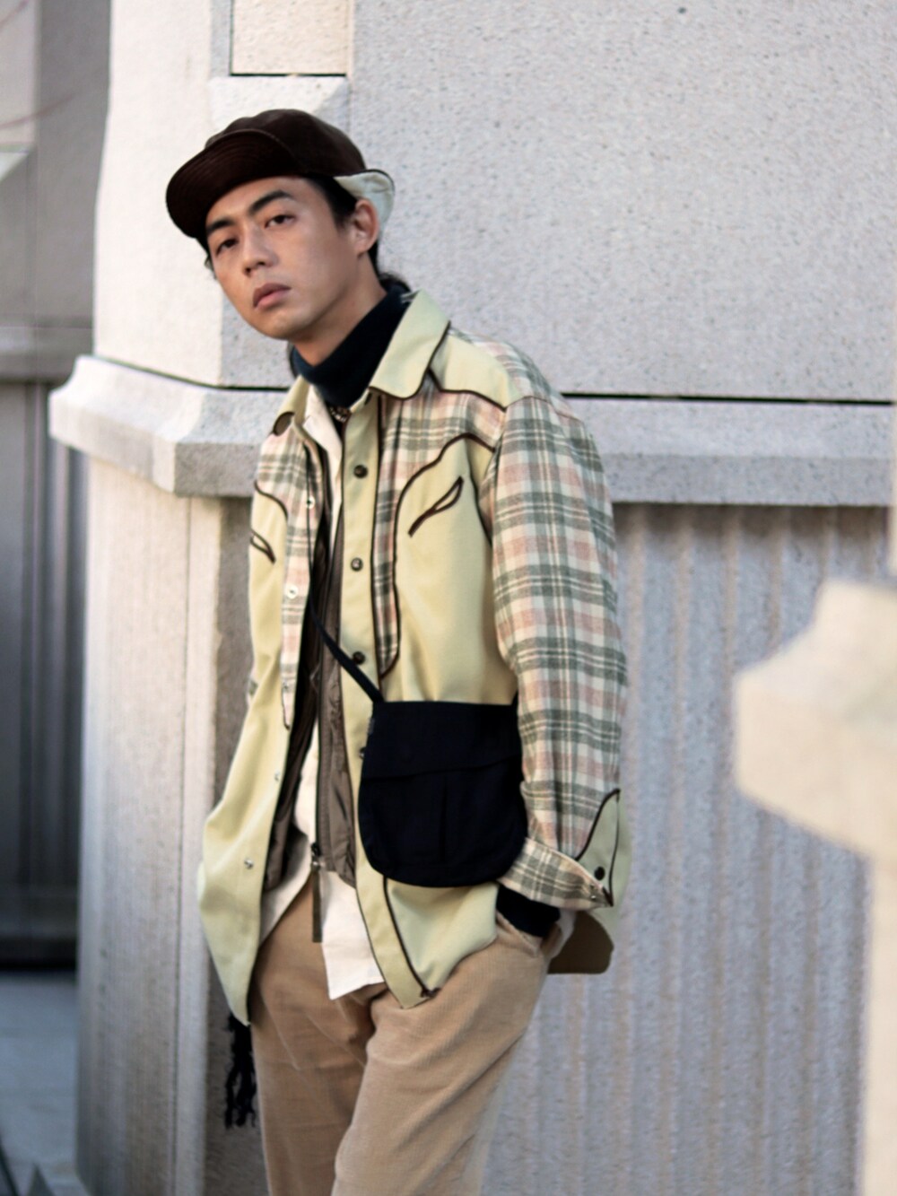 イエロー系のシャツ/ブラウスを着用したメンズの冬コーディネートの2枚目の写真