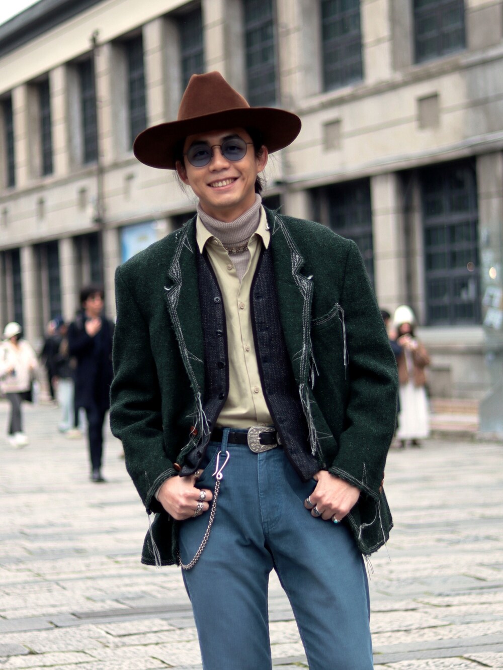 ブラウン系のハットを着用したメンズの春コーディネートの2枚目の写真