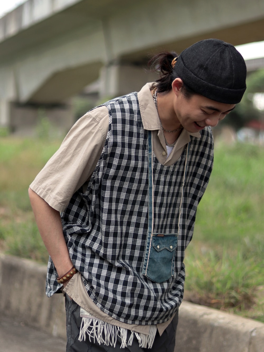 ブルー系のベストを着用したメンズの春コーディネートの2枚目の写真