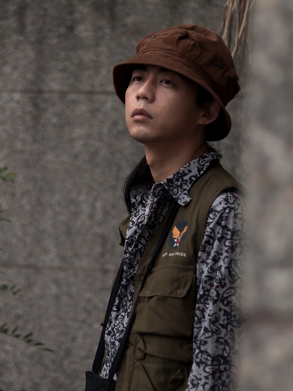 ブラウン系の帽子を着用したメンズの夏コーディネートの3枚目の写真