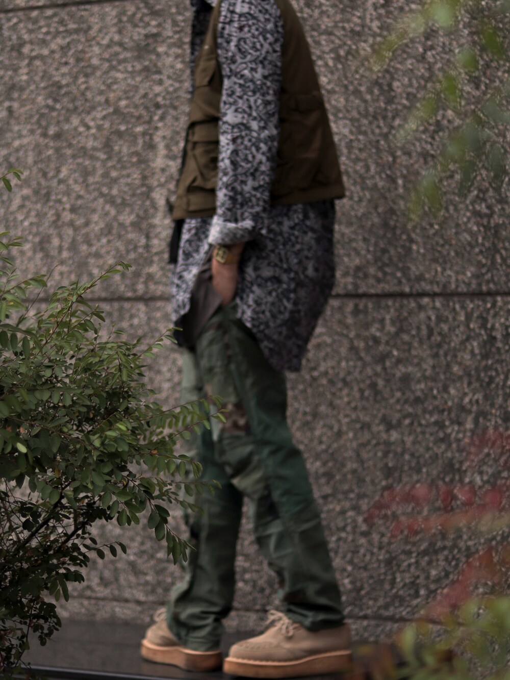 ブラウン系の帽子を着用したメンズの夏コーディネートの5枚目の写真