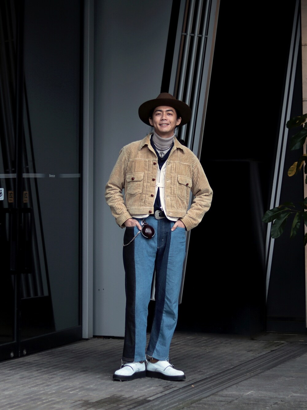 ブルー系のデニムパンツを着用したメンズの冬コーディネートの4枚目の写真